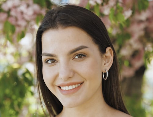 Pretty smiling brunette woman